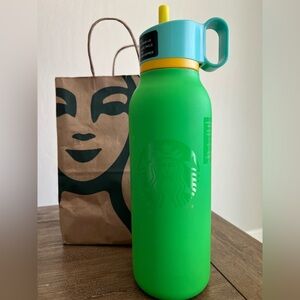 NWT Starbucks Neon Green Soft Touch
SS Leak Proof Twist Sip 32 oz Bottle
Tumbler